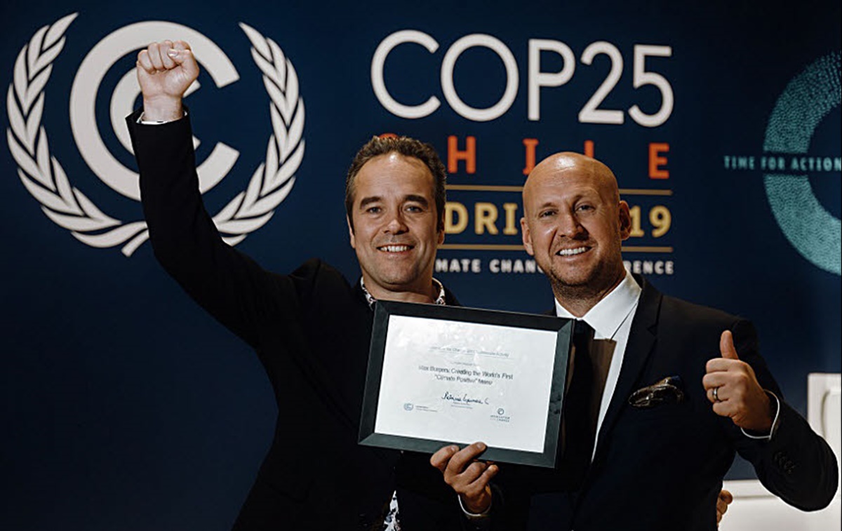 Kaj Torok and Christoffer Bergfors with diploma. Photo.
